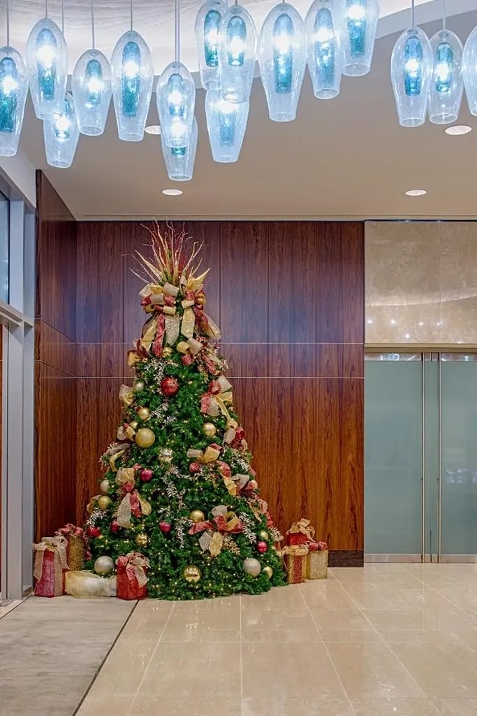MULTI-TENANT BUILDING LOBBY