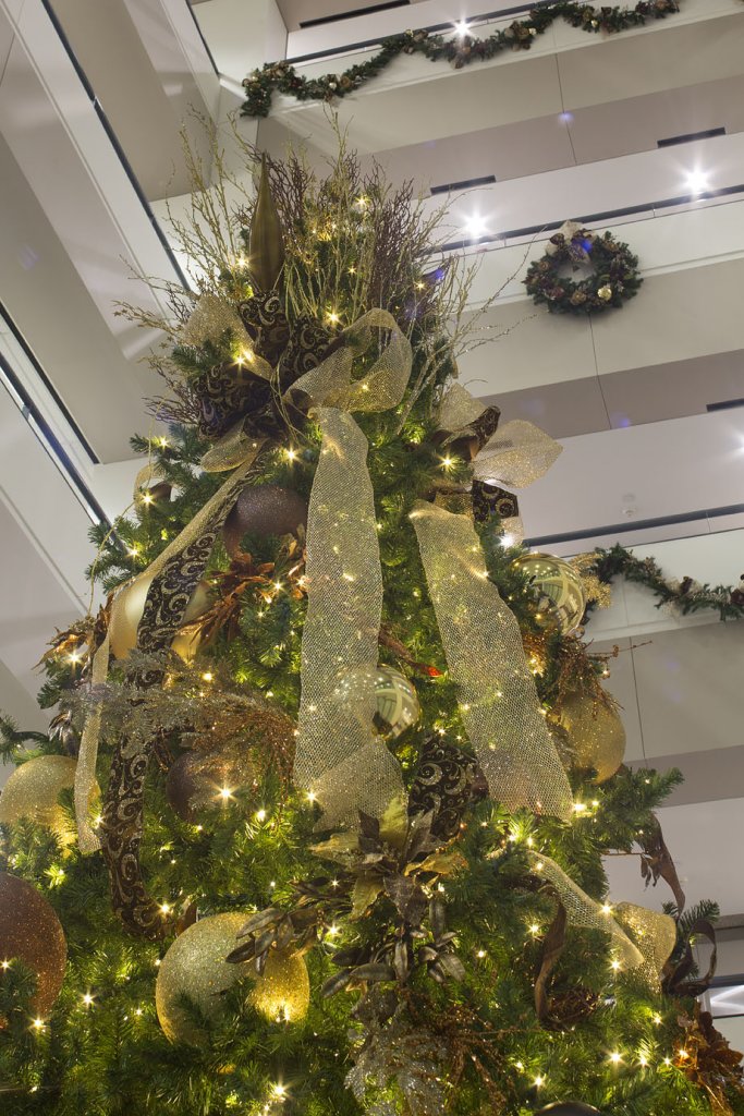 Why Start Planning Commercial Christmas Decorations Now